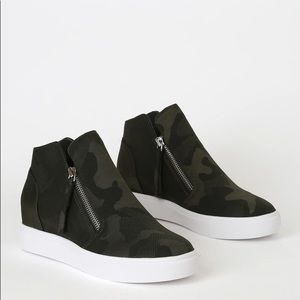 New in box Steve Madden caliber camouflage wedge sneakers size 7.5